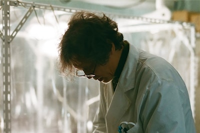 「見えない娘 THE INVISIBLES」より、加藤雅也演じる医者・小柳仁