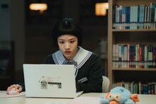 韓国ドラマ「ロマンスの絶対値」より、キム・ヒャンギ演じる主人公ヨ・イジュ。昼は地味で目立たない高校生だが、夜はロマンス小説家として活動している