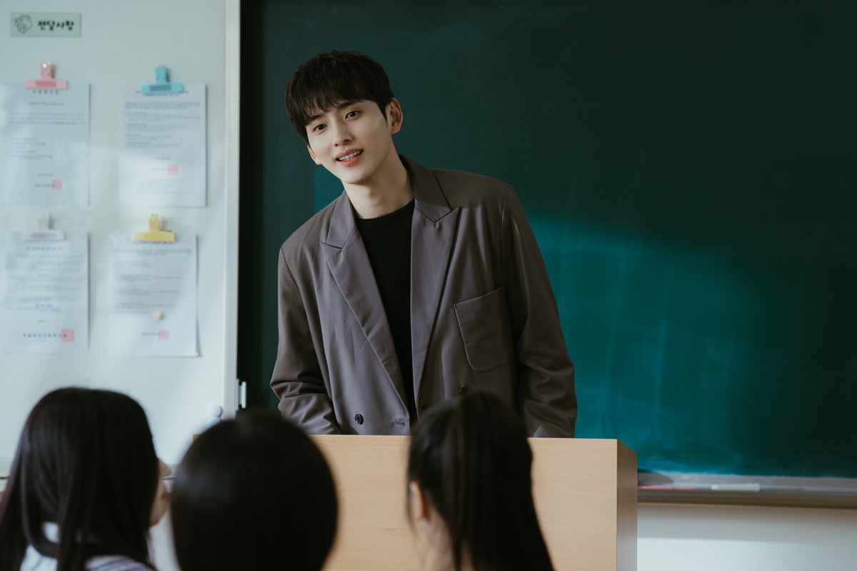 韓国ドラマ「ロマンスの絶対値」より、キム・ドンギュ演じる国語教師ユン・ドンジュ。心優しく純粋で、生徒1人ひとりに敬意を持って接する