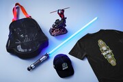 「スター・ウォーズ」関連コレクション「STAR WARS」ラインナップ（トートバッグ 税込6600円 / フィギュア 税込2万2000円 / レガシーライトセーバー 税込4万円 / キャップ 税込3600円 / 半袖Tシャツ 税込4500円）