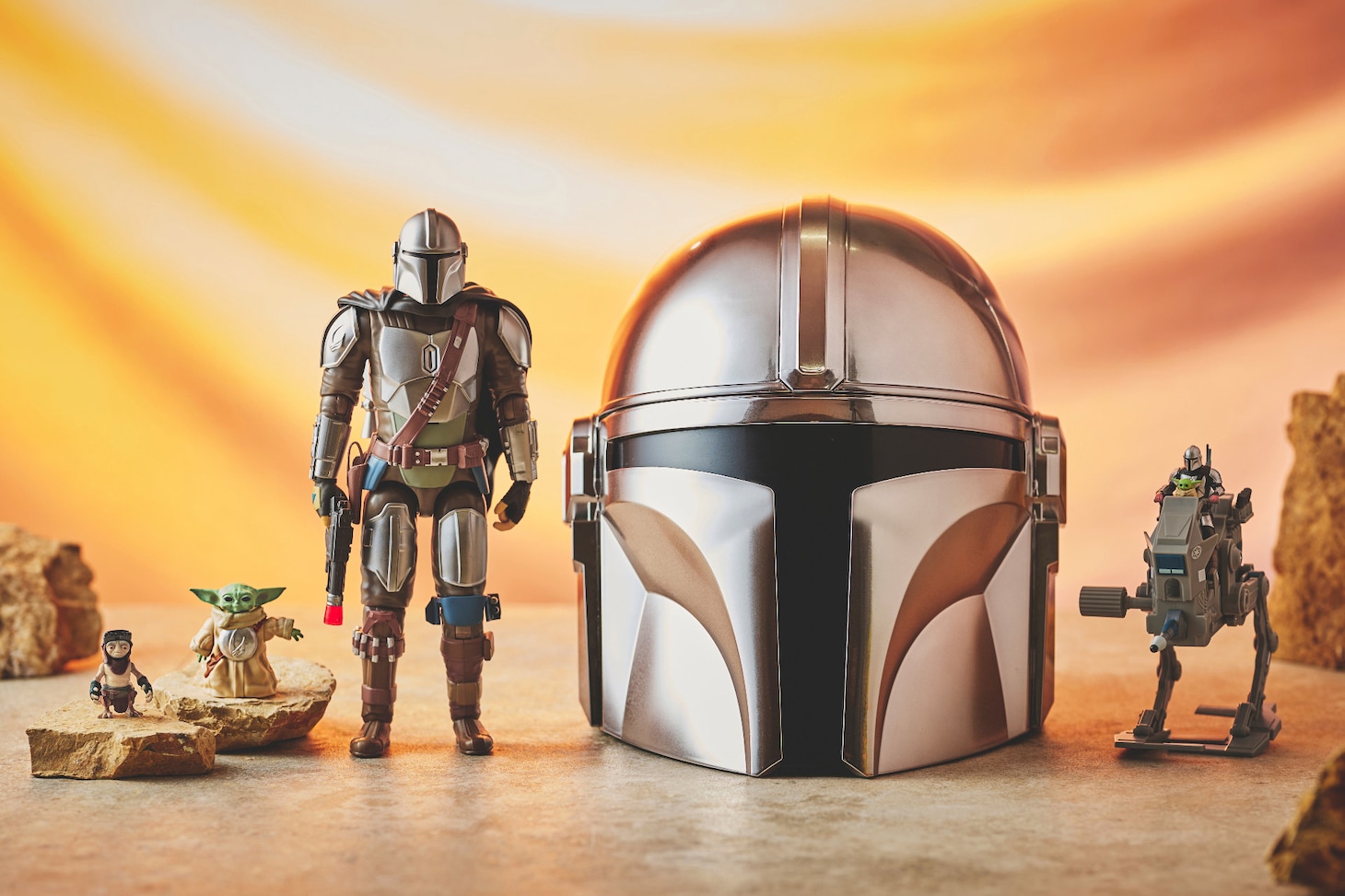 「スター・ウォーズ」関連コレクション「THE MANDALORIAN AND GROGU」ラインナップ（トーキングアクションフィギュア 税込5500円 / ヘルメット 税込1万8000円 / フィギュア 税込2800円）