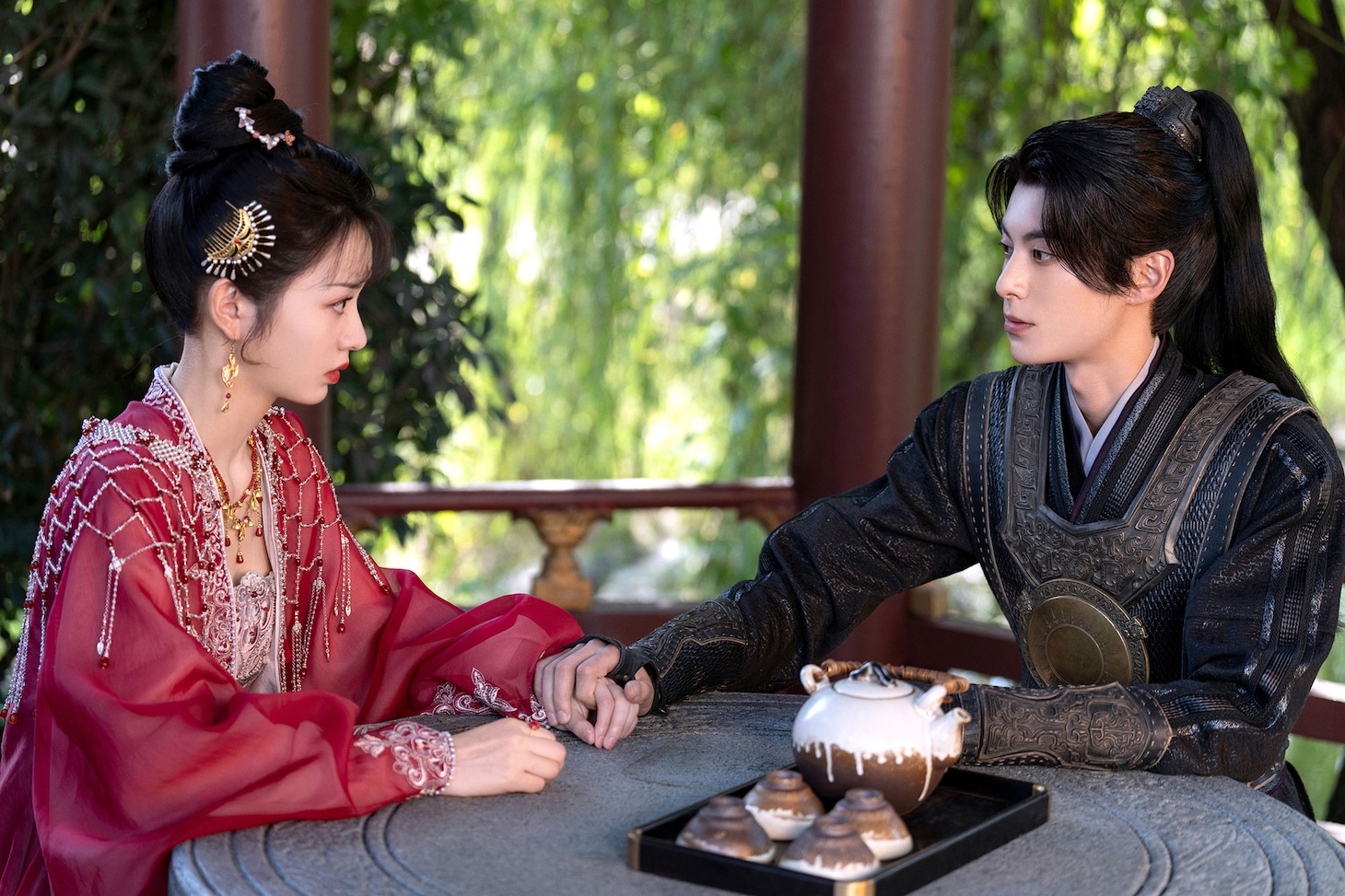 「大奉打更人―正義の銅鑼と王朝の闇―」のヒロイン・臨安（左）。演じたのはNetflixで大ヒットしている中国ドラマ「逐玉：翡翠の君」のティエン・シーウェイ（田曦薇）