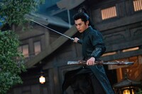 「大奉打更人―正義の銅鑼と王朝の闇―」新場面写真より、ワン・ホーディー（王鶴棣）演じる楊凌 / 許七安。多くの視聴者の共感を集め、中国ではキャラクター人気ランキングで1位を獲得するなど大きな支持を得た