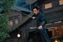 「大奉打更人―正義の銅鑼と王朝の闇―」新場面写真より、ワン・ホーディー（王鶴棣）演じる楊凌 / 許七安。多くの視聴者の共感を集め、中国ではキャラクター人気ランキングで1位を獲得するなど大きな支持を得た