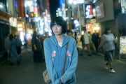 「炎上」場面写真。森七菜演じる主人公・じゅじゅが不安げな様子で歌舞伎町を歩く