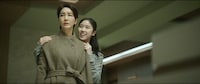 韓国映画「大丈夫、大丈夫、大丈夫！」より、チン・ソヨン演じるソラ（前）、イ・レ演じるイニョン（後）
