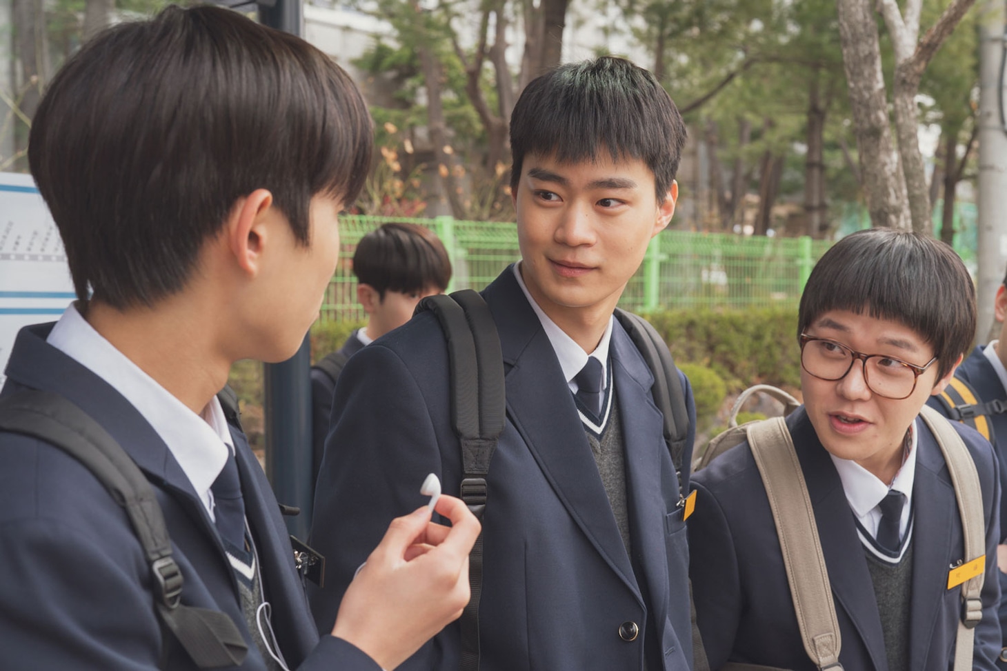 韓国映画「君と僕の5分」場面写真。ヒョン・ウソク演じるクラスメイトのジェミン（中央）