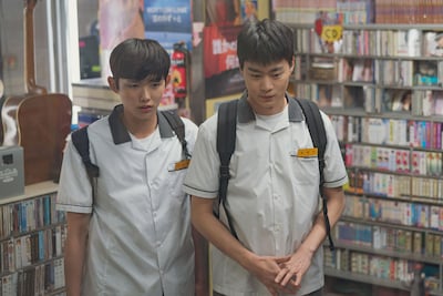 韓国映画「君と僕の5分」場面写真。左から転校生ギョンファン（演：シム・ヒョンソ）、クラスメイトのジェミン（演：ヒョン・ウソク）