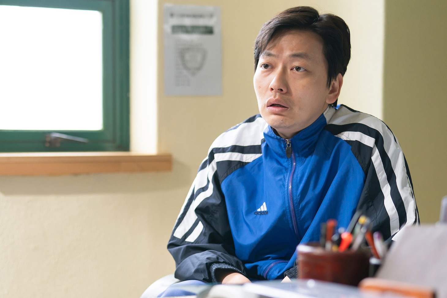 韓国映画「君と僕の5分」場面写真。イ・ドンフィ演じる学校の教師