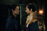 「黒牢城」場面写真。本木雅弘演じる武将・荒木村重（右）と菅田将暉演じる敵方の軍師・黒田官兵衛（左）