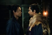 「黒牢城」場面写真。本木雅弘演じる武将・荒木村重（右）と菅田将暉演じる敵方の軍師・黒田官兵衛（左）
