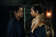 「黒牢城」場面写真。本木雅弘演じる武将・荒木村重（右）と菅田将暉演じる敵方の軍師・黒田官兵衛（左）