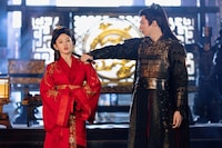 中国ドラマ「折腰」の主人公・小喬（左）と魏劭（右）。過去の因縁と確執を抱えたまま結婚生活を始めた2人だったが、いつしか惹かれ合うようになる