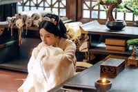 聡明さと折れない芯の強さを持ち合わせたヒロイン・小喬。演じたのは中国ドラマ「九州縹緲録～宿命を継ぐ者～」「無憂渡～瞳に映った真実の愛～」のラレイナ・ソン（宋祖儿）