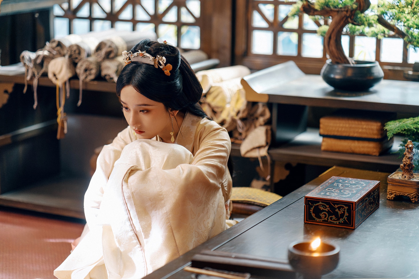 聡明さと折れない芯の強さを持ち合わせたヒロイン・小喬。演じたのは中国ドラマ「九州縹緲録～宿命を継ぐ者～」「無憂渡～瞳に映った真実の愛～」のラレイナ・ソン（宋祖儿）