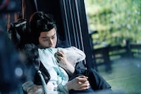 中国ドラマ「折腰」の主人公である冷酷な魏家の当主・魏劭。演じたリウ・ユーニン（劉宇寧）は本作への出演によりSNSの総フォロワー数が激増し、注目俳優の1人となった