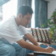 衣料用洗剤「アタック」のタイアップ作品で監督を務める中川龍太郎。「四月の永い夢」「やがて海へと届く」などの監督作で知られる