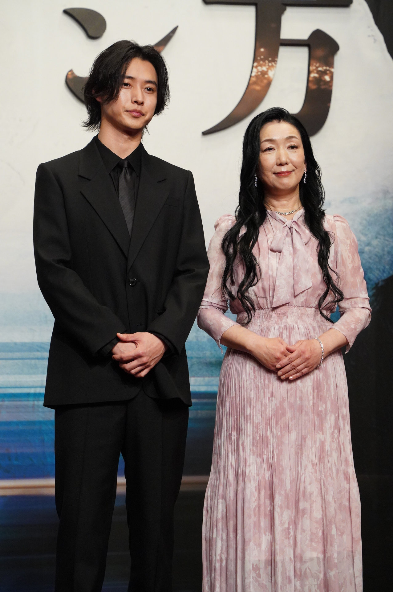 2028年放送のNHK大河ドラマ「ジョン万」制作・主演発表会見の様子。左から山﨑賢人、藤本有紀