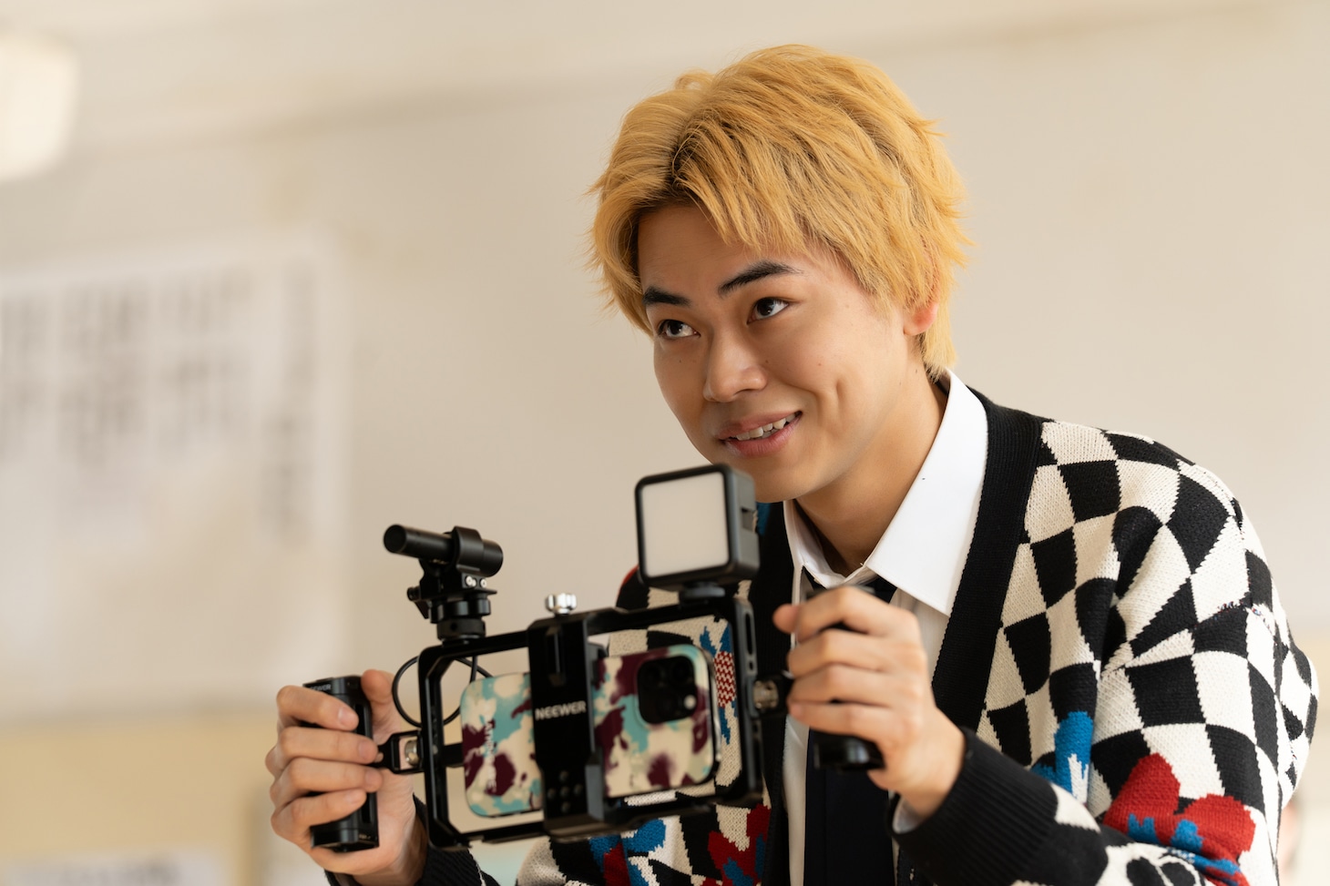 Netflixシリーズ「喧嘩独学」より、志村光太に喧嘩動画の配信を勧めるカネゴン（演：菅生新樹）