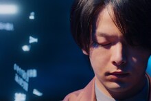 映画「君のクイズ」場面写真。中村倫也演じる三島玲央