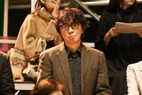 映画「君のクイズ」場面写真。ユースケ・サンタマリア演じる片桐俊作
