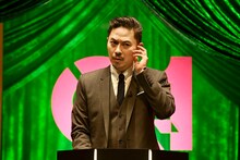 映画「君のクイズ」場面写真。坂東工演じる番組MC