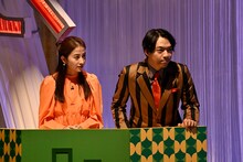 映画「君のクイズ」場面写真。QuizKnockの伊沢拓司（右）