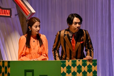 映画「君のクイズ」場面写真。QuizKnockの伊沢拓司（右）