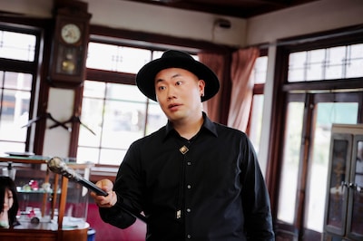 「死神バーバー」場面写真。岡部大（ハナコ）演じる先輩死神・クロダ