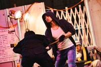 「TOKYO BURST-犯罪都市-」新場面写真。圧倒的な身体能力で相手を制圧する村田蓮司（演：福士蒼汰）