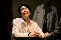 「TOKYO BURST-犯罪都市-」新場面写真。取り調べを受けながらも余裕の笑みを浮かべるキム・フン（演：オム・ギジュン）