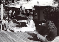 左から女優のマリア・シュナイダー、監督のデルフィーヌ・セリッグ ©Families Seyrig and Roussopoulos Archive_Centre audiovisuel Simone de Beauvoir