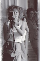 女優のヴィヴァ（奥）とカメラを向けるデルフィーヌ・セリッグ（手前）©Families Seyrig and Roussopoulos Archive_Centre audiovisuel Simone de Beauvoir