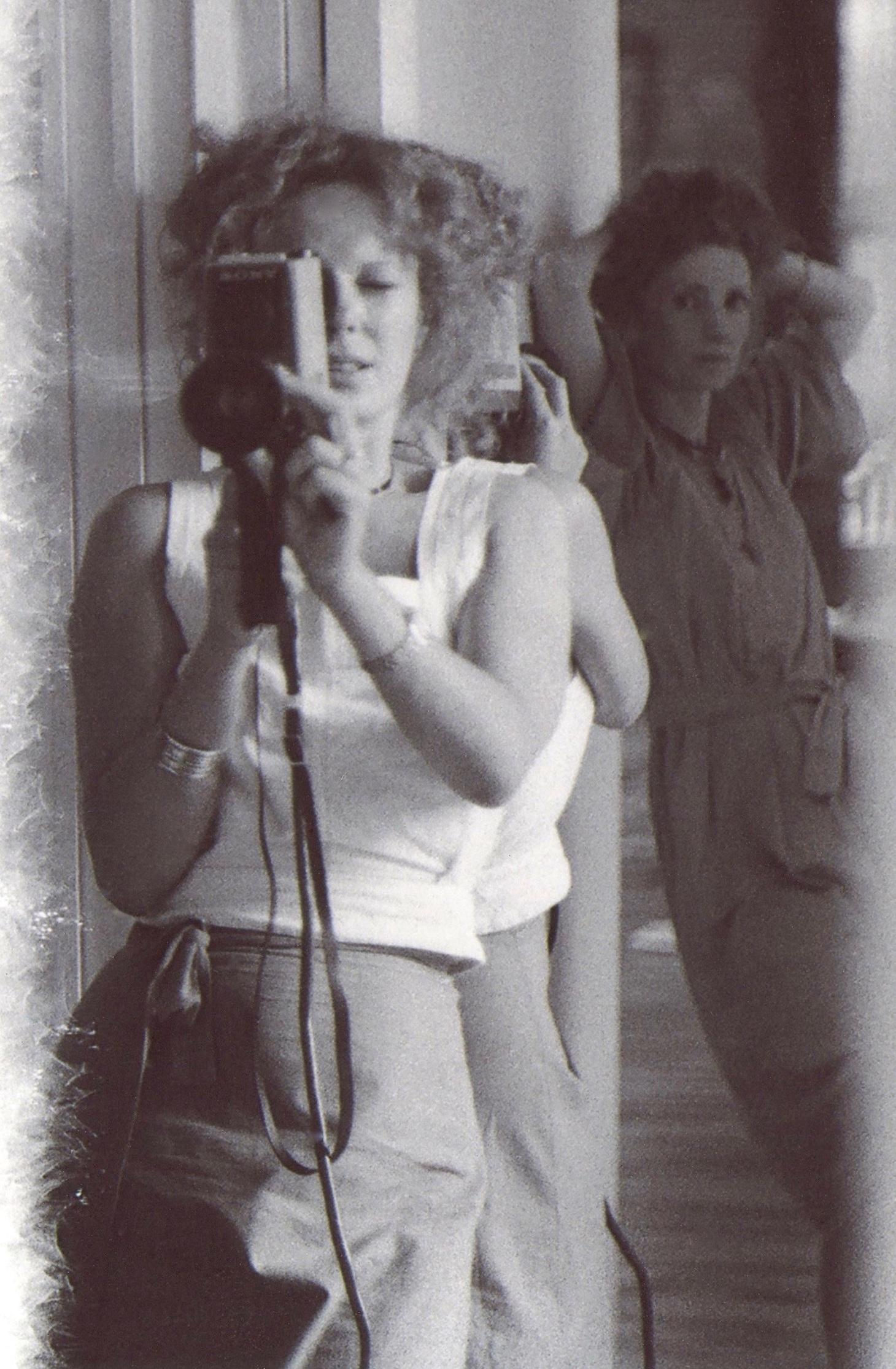 女優のヴィヴァ（奥）とカメラを向けるデルフィーヌ・セリッグ（手前）©Families Seyrig and Roussopoulos Archive_Centre audiovisuel Simone de Beauvoir