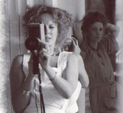 女優のヴィヴァ（奥）とカメラを向けるデルフィーヌ・セリッグ（手前）©Families Seyrig and Roussopoulos Archive_Centre audiovisuel Simone de Beauvoir