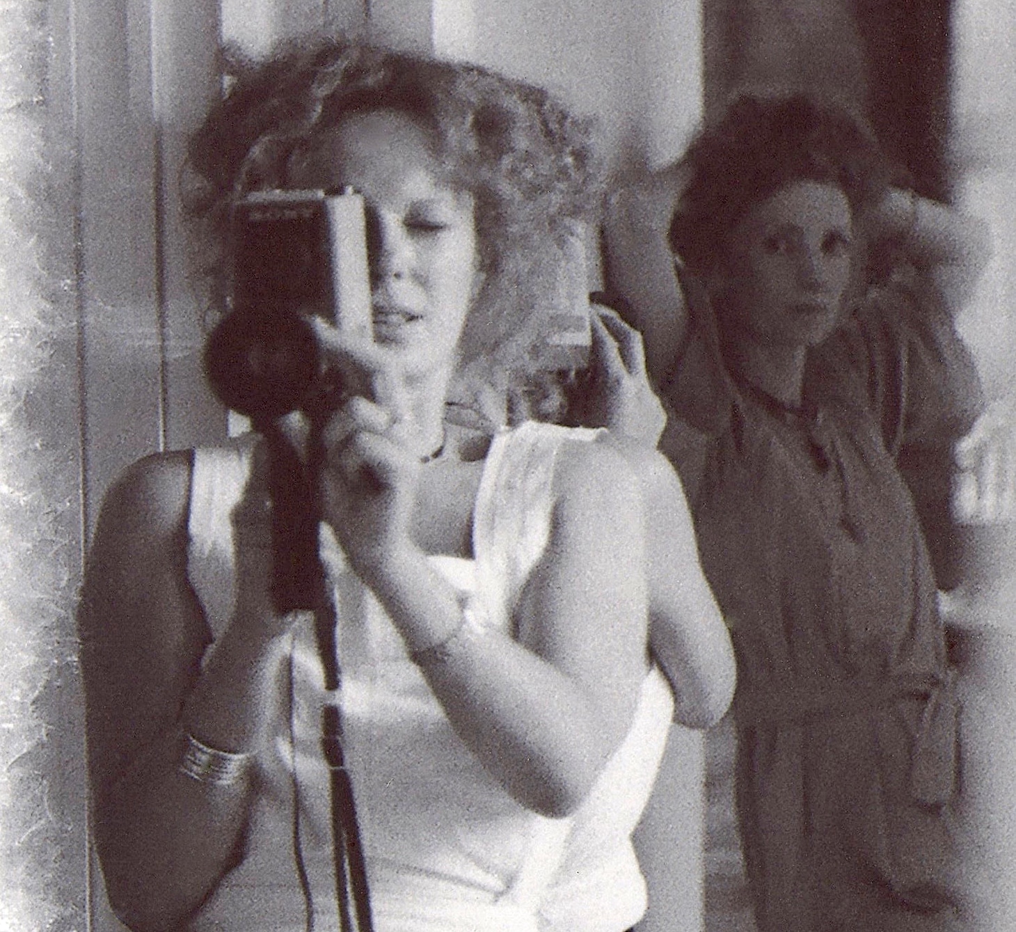 女優のヴィヴァ（奥）とカメラを向けるデルフィーヌ・セリッグ（手前）©Families Seyrig and Roussopoulos Archive_Centre audiovisuel Simone de Beauvoir