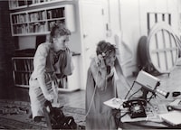 左から女優のヴィヴァ、監督のデルフィーヌ・セリッグ ©Families Seyrig and Roussopoulos Archive_Centre audiovisuel Simone de Beauvoir