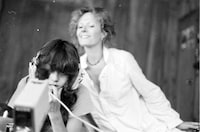 左から女優のマリア・シュナイダー、監督のデルフィーヌ・セリッグ ©Families Seyrig and Roussopoulos Archive_Centre audiovisuel Simone de Beauvoir