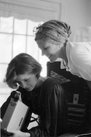 右が監督のデルフィーヌ・セリッグ ©Families Seyrig and Roussopoulos Archive_Centre audiovisuel Simone de Beauvoir