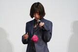 映画「炎上」初日舞台挨拶より、衣装に付けた“炎上ちゃん”を見る森七菜