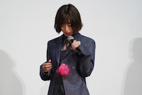 映画「炎上」初日舞台挨拶より、衣装に付けた“炎上ちゃん”を見る森七菜