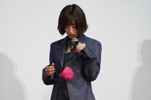 映画「炎上」初日舞台挨拶より、衣装に付けた“炎上ちゃん”を見る森七菜