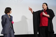 映画「炎上」初日舞台挨拶より、ウサギのエピソードを熱弁する一ノ瀬ワタル（右）と、じっくり聞く森七菜（左）