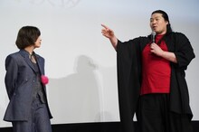 映画「炎上」初日舞台挨拶より、ウサギのエピソードを熱弁する一ノ瀬ワタル（右）と、じっくり聞く森七菜（左）