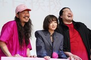 映画「炎上」初日舞台挨拶の様子。左から長久允、森七菜、一ノ瀬ワタル。一ノ瀬はカメラマンから「ウサギを思い出して！」と声を掛けられニッコリ笑顔