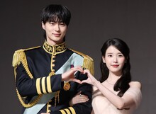 左からビョン・ウソク、IU（写真提供：Yonhap News / YNA / Newscom / ゼータイメージ）