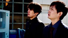 ドラマ「DEAD END ―羅刹の刻印―」第3話の場面写真。左から主人公・桜井明人（演：福士誠治）、その相棒・蒼井総司（演：押田岳）