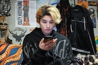 「SHIFT─ぶつかり、進む者たち─」より、本田響矢演じる朝谷圭二郎