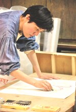 鈴木杏の制作風景。4月11日から28日にかけて、東京・渋谷で作品展「やどる」を開催する