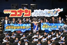 「名探偵コナン ハイウェイの堕天使」公開記念舞台挨拶にて、左から蓮井隆弘、小山力也、畑芽育、横浜流星、江戸川コナン、高山みなみ、沢城みゆき、大塚明夫、三木眞一郎